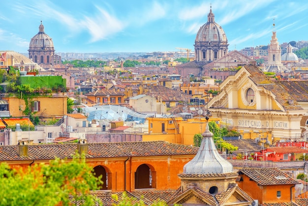 Vista della città di Roma dall'alto dalla collina della Terrazza del Pincio Italia