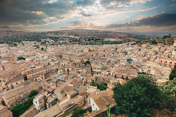 Vista della città di Scicli in Sicilia al tramonto. Italia.