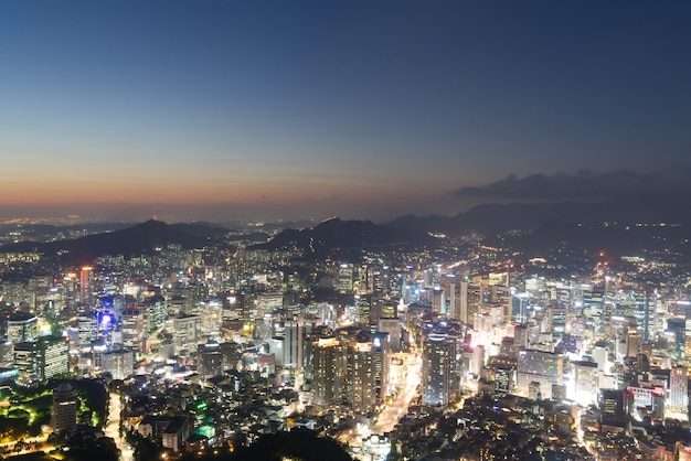 Vista della città di Seoul dalla torre di N Seoul di alto aumento in Corea del Sud. Visto il crepuscolo serale.