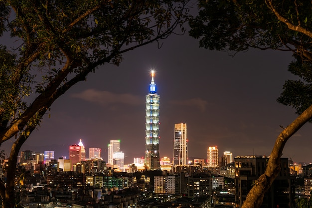 Vista della città di Taipei dopo il tramonto, Taiwan