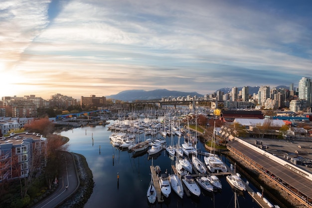 Vista della città di Vancouver in False Creek BC Canada