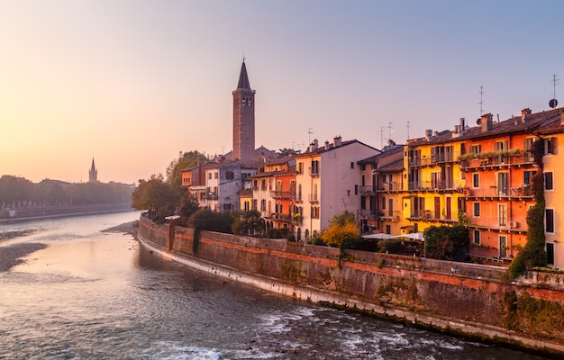 Vista della città di Verona con il Dom Santa Maria Matricolare e il ponte romano Ponte Pietra sul fiume Adige a Verona. Italia. Europa.