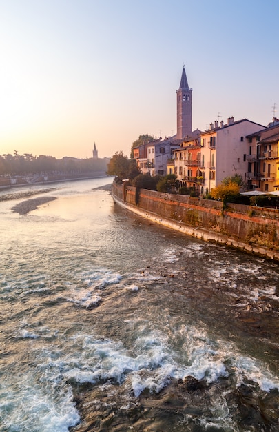 Vista della città di Verona con il Dom Santa Maria Matricolare e il ponte romano Ponte Pietra sul fiume Adige a Verona. Italia. Europa.