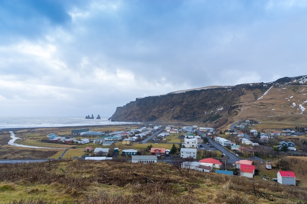 Vista della città di Vik, Islanda