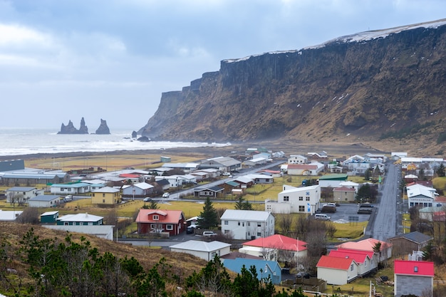 Vista della città di Vik, Islanda