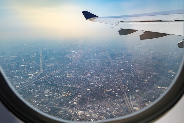 vista della città e della casa dalla finestra dell&#39;aereo