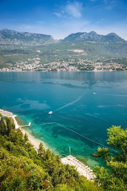 Vista della città Herceg Novi nella baia di Kotor