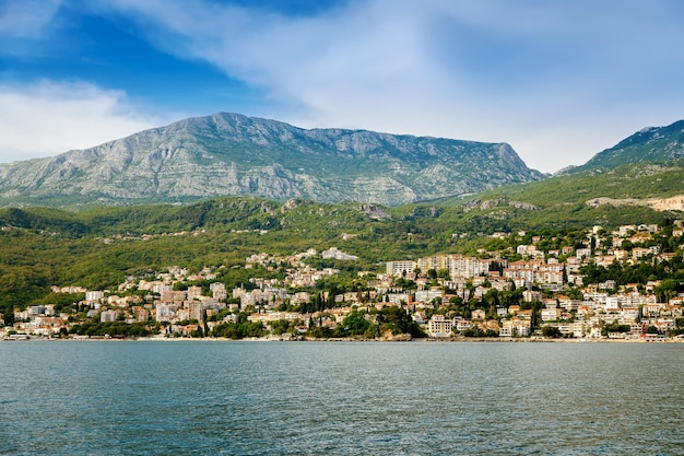 Vista della città Herceg Novi situata sulla costa della baia di Boka Kotor