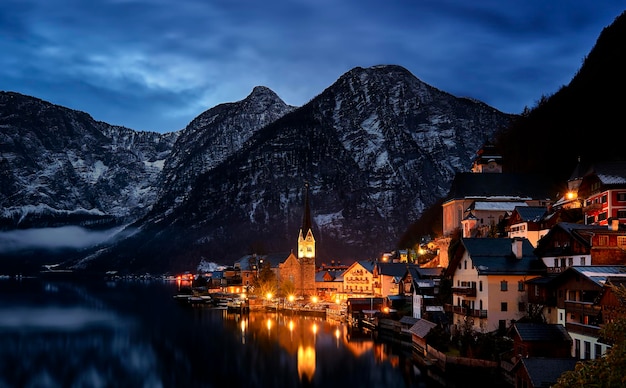 Vista della città illuminata sul lungomare al crepuscolo
