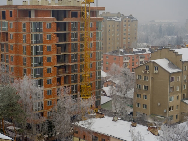 Vista della città in una giornata invernale innevata