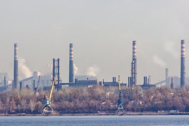 Vista della città industriale di Zaporozhye in Ucraina. Emissioni di smog dai camini degli stabilimenti metallurgici. Il problema dell'inquinamento ambientale e del riscaldamento globale
