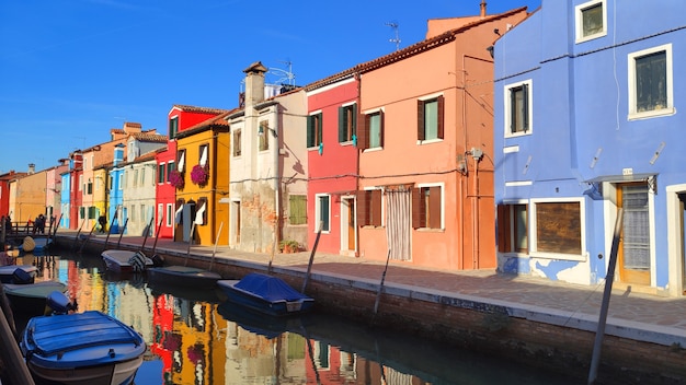 Vista della città isola con case colorate con barche