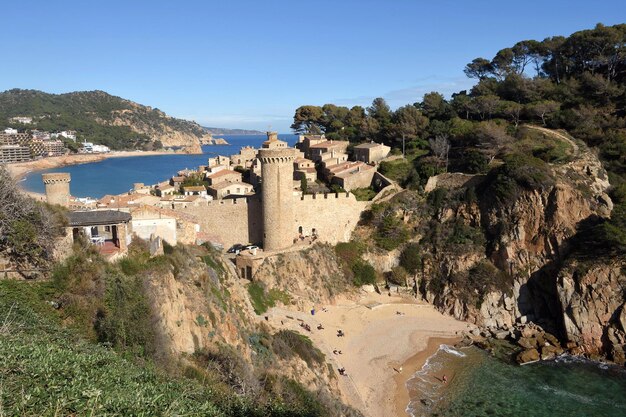 vista della città medievale di Tossa de Mar dalla montagna vicino alla spiaggia di Cala es Codolar sullo sfondo Gran spiaggia provincia di Girona Catalogna Spai