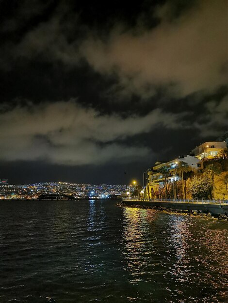 Vista della città notturna di Kusadasi e del Mar Egeo.