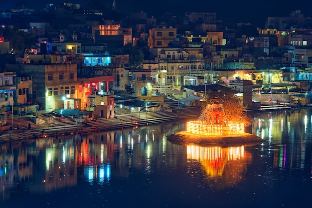 Vista della città sacra Pushkar di pellegrinaggio indiano con ghat Pushkar. Rajasthan, India. Padella orizzontale