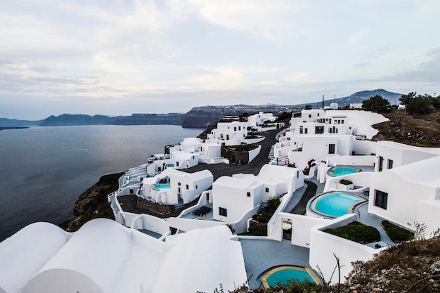 Vista della città storica Akrotiri, vecchie case sulla collina, Akrotiri, Santorini, Grecia