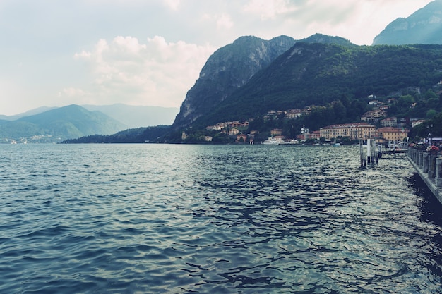 Vista della città sulle rive del lago di Como Italia