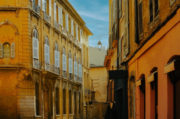 Vista della città tipica della Provenza Aix en Provence con la facciata della vecchia casa al mattino