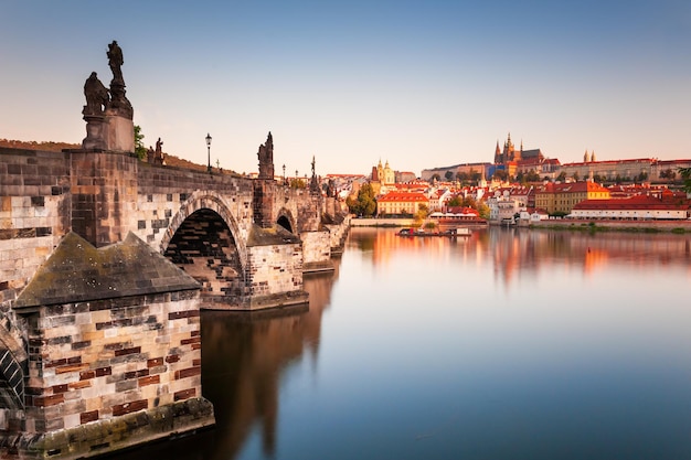 Vista della Città Vecchia con il Castello di Praga e il Ponte Carlo all'alba a Praga, Repubblica Ceca. Famosa destinazione di viaggio