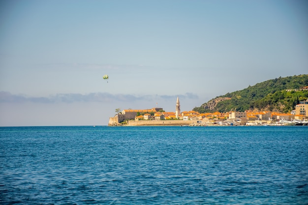 Vista della città vecchia dalla costa di Budva in Montenegro.