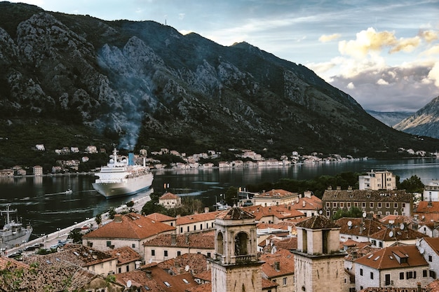 Vista della città vecchia della baia di Kotor dalla montagna di Lovcen