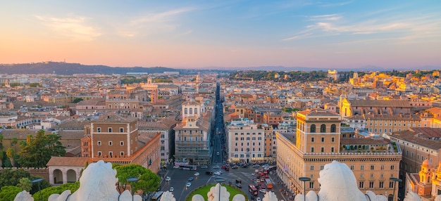 Vista della città vecchia di Roma skyline in Italia al tramonto