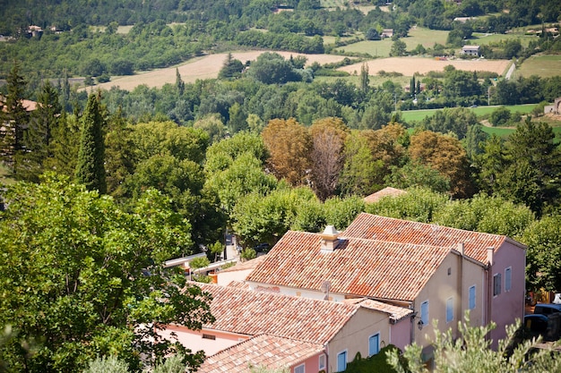 Vista della cittadina francese dall'alto. Scatto orizzontale con messa a fuoco selettiva