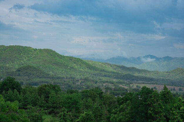 Vista della collina verde prima di piovere con cielo nuvoloso