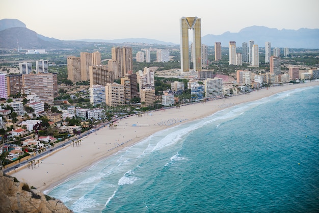 Vista della costa a Benidorm al tramonto