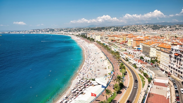 Vista della Costa Azzurra a Nizza Francia Più in appoggio sulla spiaggia persone edifici acqua blu