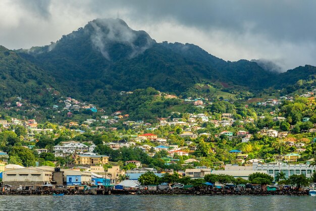Vista della costa con un sacco di case viventi sulla collina Kingstown Saint Vincent e Grenadine