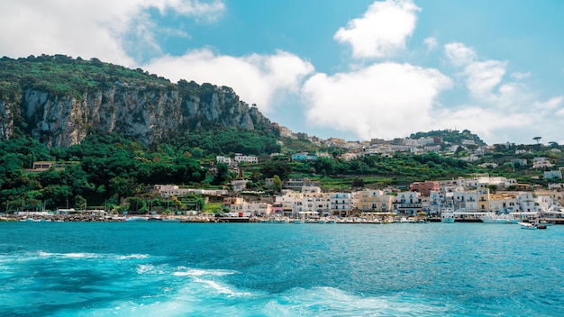 Vista della costa del Mar Tirreno a Capri Italia