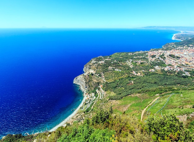 Vista della costa del mare dalla cima del monte Sant'Elia