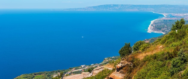 Vista della costa del mare dalla cima del monte Sant'Elia