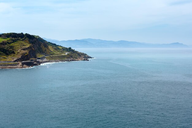 Vista della costa dell'oceano da Getaria Mouse, vicino al faro di Getaria, Spagna, Paesi Baschi.