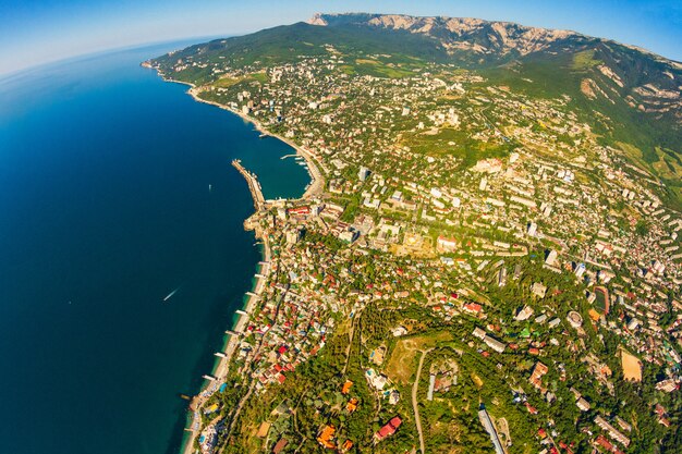 Vista della costa della Crimea dalla cima delle montagne, mare e foresta