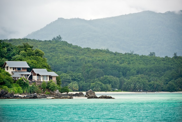 Vista della costa delle Seychelles con una casa nella foresta