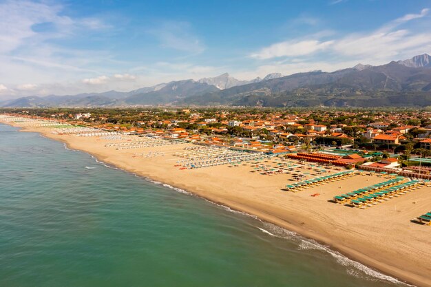 Vista della costa di Forte dei marmi in estate