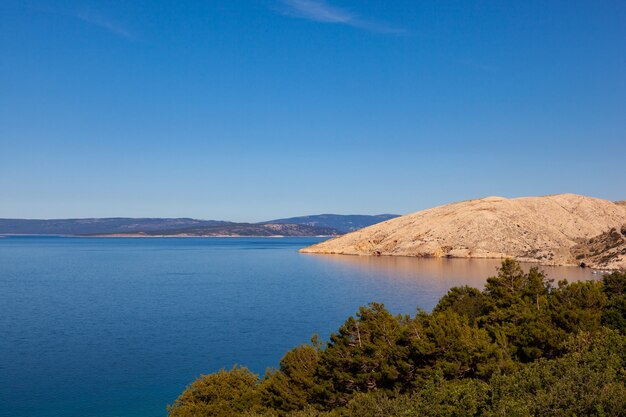 Vista della costa di Stara Baska durante il periodo estivo