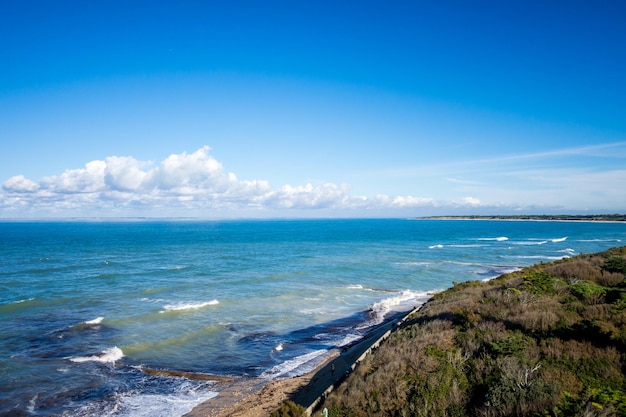 Vista della costa e del paesaggio marino dal faro della balena, nell'isola di Re, Francia