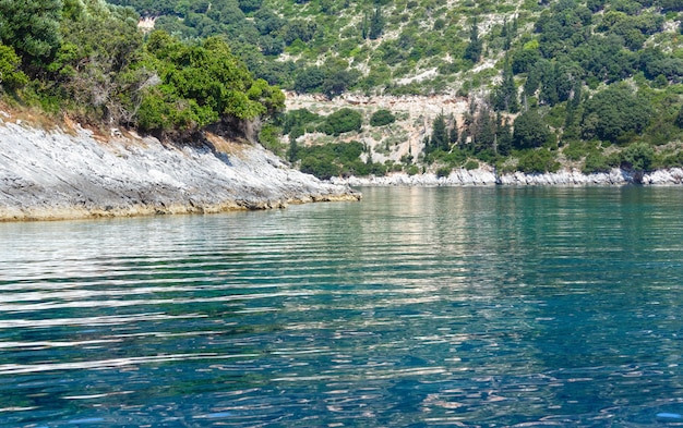 Vista della costa estiva dal motoscafo Cefalonia, non lontano da Agia Effimia, Grecia