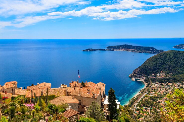 Vista della costa mediterranea dalla cima del villaggio di Eze nella Riviera francese
