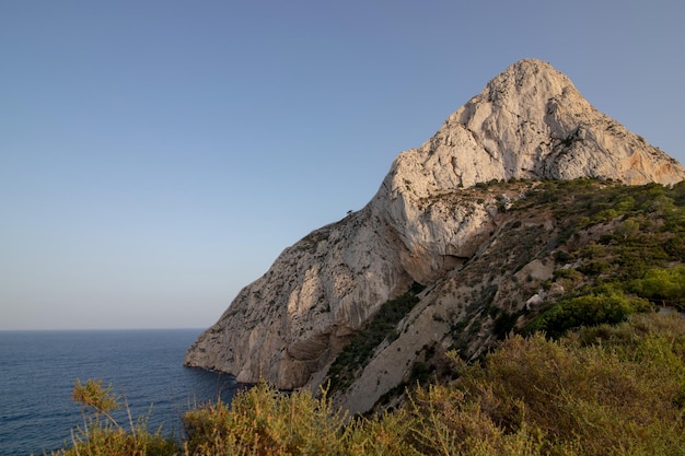 Vista della costa mediterranea di Calpe con il Penon de Ifach