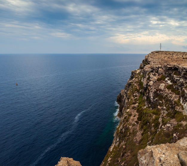 Vista della costa panoramica della scogliera di Lampedusa