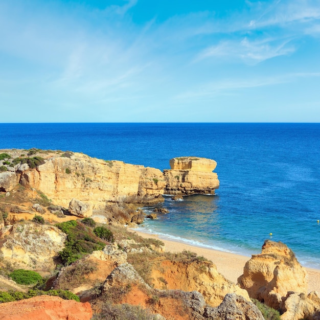 Vista della costa rocciosa atlantica Algarve Portogallo