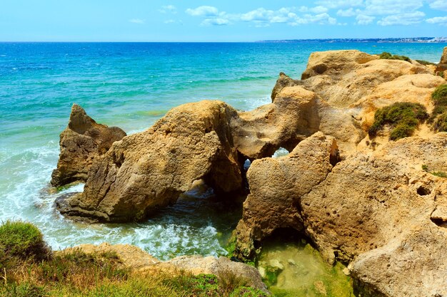 Vista della costa rocciosa atlantica di estate (periferia di Albufeira, Algarve, Portogallo).