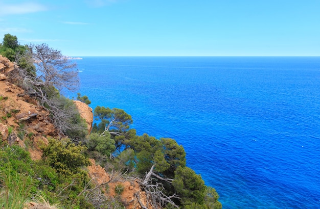 Vista della costa rocciosa del mare di estate, Costa Brava, Catalogna, Spagna.