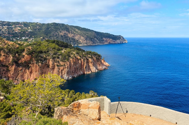 Vista della costa rocciosa del mare estivo con banco di osservazione. Costa Brava, Catalogna, Spagna.