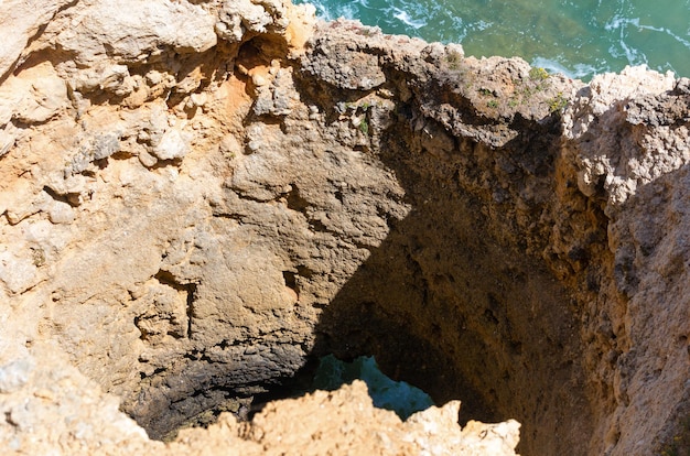 Vista della costa rocciosa dell'Oceano Atlantico (Ponta da Piedade, Lagos, Algarve, Portogallo).