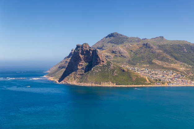 Vista della costa rocciosa della baia di Hout da azionamento scenico a Cape Town